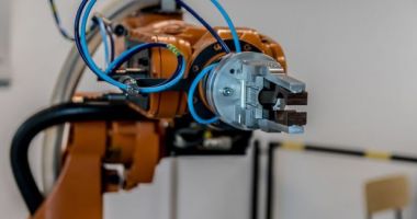 A fost creat primul braț robotic care poate fi controlat fără ajutorul unui implant cerebral