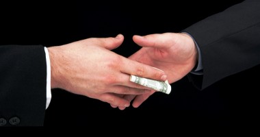 Stire din Eveniment : Polițiștii prinși în timp ce luau mită, lăsați în libertate