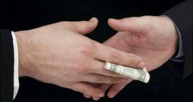 Stire din Actualitate : Un polițist a refuzat o mită de 1.000 de euro pe lună!