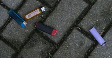 Stire din Actualitate : Elevii nu vor mai avea voie cu brichete în școli. Se schimbă regulamentul