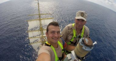 Stire din Eveniment : IMAGINEA ZILEI! Pe bricul "Mircea", cel mai înalt punct al arboradei