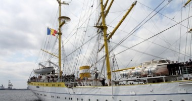 Stire din Eveniment : Traian Băsescu a decorat Nava-Școală "Mircea" cu Ordinul "Virtutea Militară"