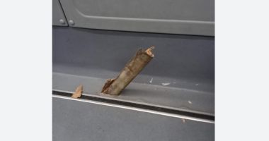 Incident șocant. O șină de tramvai a străpuns podeaua unui autobuz