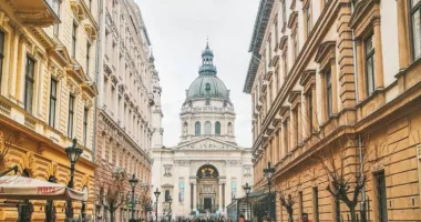 Stire din Actualitate : Budapesta interzice închirierile de locuințe pentru turiști în centrul orașului