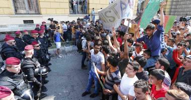 Galerie foto. Imigranții, ca la ei acasă! AU TRECUT LA AMENINȚĂRI DURE! - 3