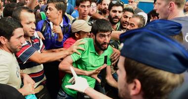 Galerie foto. Imigranții, ca la ei acasă! AU TRECUT LA AMENINȚĂRI DURE! - 5