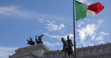 Stire din Actualitate : Comisia UE respinge  bugetul Italiei. Furie la Roma: "Ei atacă poporul"
