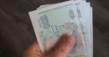 Stire din Social : România îngheață salariile, Bulgaria le crește. La cât va ajunge salariul minim în țara vecină în 2025
