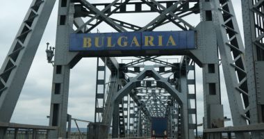 Stire din Actualitate : Șoferii așteaptă într-o coloană de trei kilometri, la granița de la Giurgiu, din cauza lucrărilor