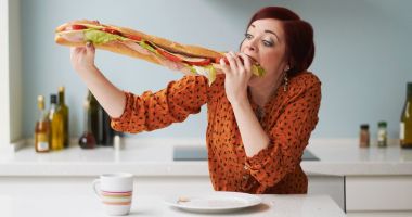 Stire din Sănătate : Nu mai exagerați cu mâncarea! Bulimia vă poate pune în pericol viața