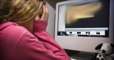 Stire din Eveniment : Hărțuirea cibernetică - pericolul care te pândește pe Internet