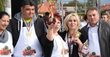 Stire din Social : Bunătăți dobrogene, pregătite  de gospodinele din Tuzla