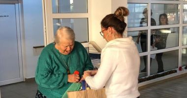 Bătrânii din Constanța, colindați de copiii din centrele de plasament