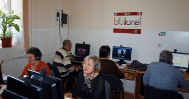 Stire din Cultură-Educație : Bunicii din Medgidia stau pe net