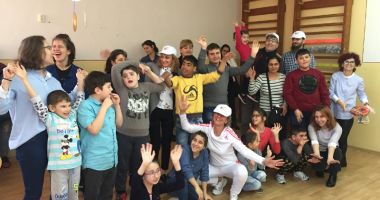 Stire din Cultură-Educație : Copiii de la centrul "Delfinul" au luat parte  la ateliere de modelaj, dans și actorie