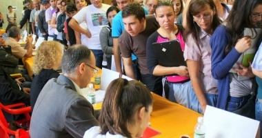 Stire din Social : Peste 1.250 de oferte la Bursa locurilor de muncă pentru absolvenți
