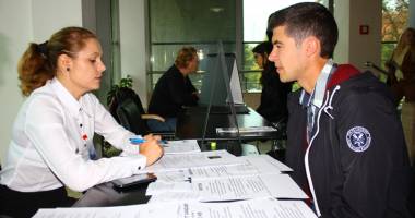 Stire din Social : Dezinteres maxim, la Bursa locurilor de muncă pentru absolvenți