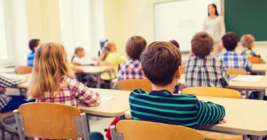 Stire din Social : Elevii puși să dea înapoi banii primiți ca burse de merit nu sunt obligați să facă asta