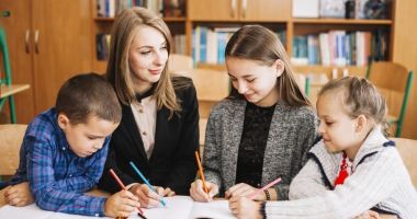 Elevii români din Ucraina vor primi burse de studiu