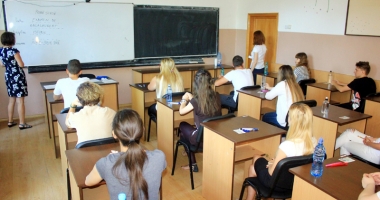 Stire din Cultură-Educație : Puneți-vă cu burta pe carte!  Primăria Constanța a majorat bursele  pentru elevii care învață bine