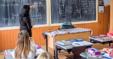 Stire din Cultură-Educație : Legea care prevede burse de performanţă doar pentru elevii din şcolile de stat, declarată neconstituţională
