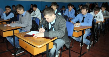 Stire din Cultură-Educație : Elevii de la profesională,  păcăliți cu bursele de 180 lei