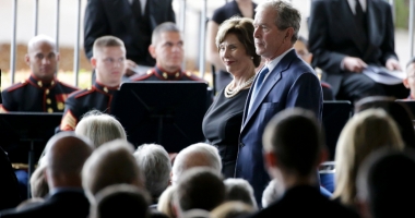 Stire din Actualitate : Gestul care a șocat lumea. Bush, surprins dansând  la ceremonia polițiștilor morți