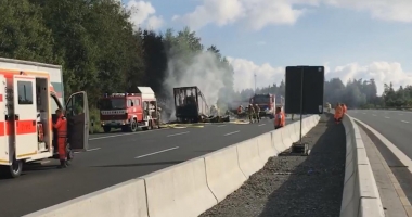 Stire din Actualitate : Foto. ACCIDENT CUMPLIT ÎNTRE UN AUTOCAR ȘI UN CAMION. 17 persoane dispărute
