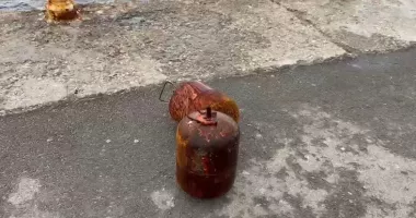 Stire din Eveniment : Alertă pe faleza din Constanța! Obiectele suspecte lângă Comandamentul Marinei s-au dovedit a fi butelii