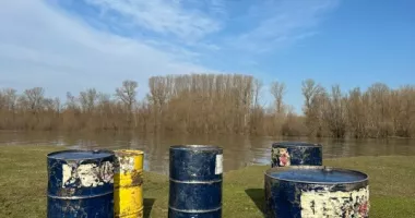 Urmărire pe Dunăre. Suspecții au aruncat opt butoaie cu combustibil în apă - 2
