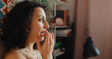 Stire din Sănătate : Folosirea unui scrub de buze le poate face mai fine și mai hidratate