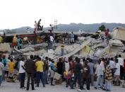Stire din Actualitate : Un bărbat a fost scos de sub dărâmături la 11 zile după seismul din Haiti