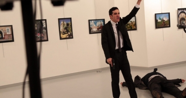 GALERIE FOTO / UPDATE. Ambasadorul rus la Ankara a murit în urma rănilor suferite în atacul armat - 2