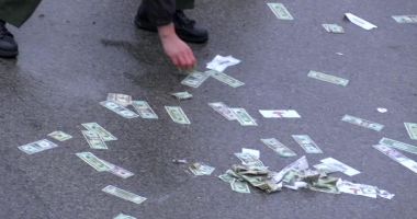 Stire din Actualitate : Autostradă acoperită cu bani! Sute de bancnote au căzut dintr-o mașină