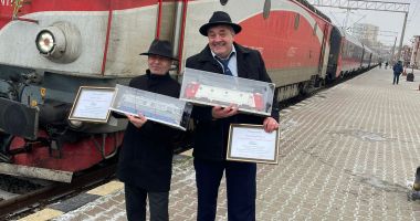 Stire din Social : Trei dintre cei mai buni mecanici de locomotivă constănțeni ies la pensie. "Le dorim pensie lungă și sănătoasă"