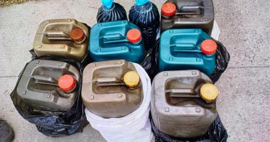 Stire din Eveniment : Bidoane cu combustibil, confiscate de jandarmi. Doi bărbați sunt cercetați