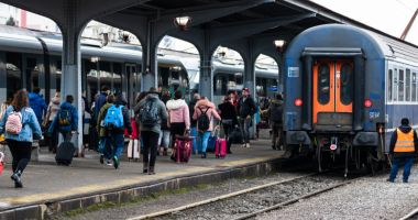 Stire din Social : CFR Călători: Studenții vor primi reducere pe tren doar pe drumul de acasă la facultate