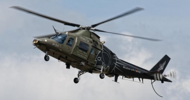 Stire din Actualitate : Un pilot a căzut dintr-un elicopter militar în timpul unei demonstrații aeriene