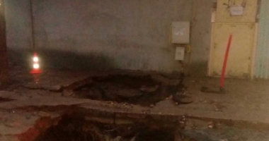 Mașină căzută în groapă, după ce o stradă s-a surpat - 3