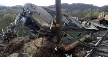 FOTO. UN TREN A DERAIAT ȘI MAI MULTE VAGOANE AU CĂZUT ÎN RÂPĂ. MECANICII AU MURIT - 4