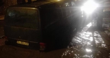 Mașină căzută în groapă, după ce o stradă s-a surpat - 2
