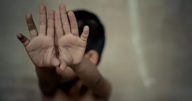 Stire din Actualitate : Caz cutremurător. Un copil de cinci ani a fost drogat şi violat de 10 bărbaţi