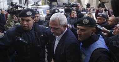 GALERIE FOTO / Godină spune că jandarmul violent e cel care l-a protejat pe Dragnea la DNA - 6