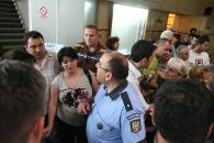 Stire din Eveniment : Polițiștii "corupți" de la Rutieră s-au trezit cu pisici și păsări moarte aruncate în curți și cauciucurile de la mașini tăiate