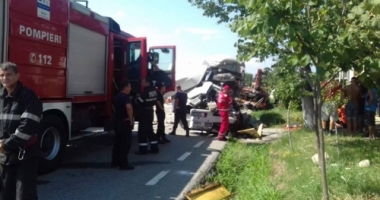 IMAGINI ȘOCANTE! DOI MORȚI, ÎN URMA UNEI TRAGEDII RUTIERE. Un autotren și o automacara s-au ciocnit frontal - 2