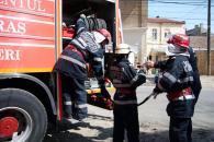 Stire din Eveniment : Două ore de luptă cu focul pentru stingerea unui incendiu la Plopeni