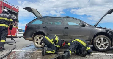 Alertă în Tulcea. Incendiu izbucnit la un autoturism aflat într-o parcare aglomerată - 4
