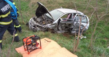 Accident între un tir și un autoturism, în Sibioara! O persoană este încarcerată - 2