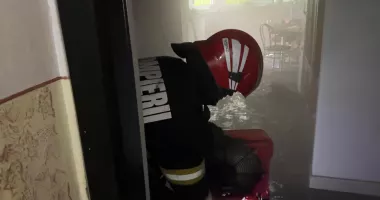 Incendiu într-un apartament din Tulcea. O femeie a fost evacuată și dusă la spital - 2