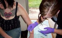 Stire din Sănătate : "Decorarea" prin piercing, un moft riscant